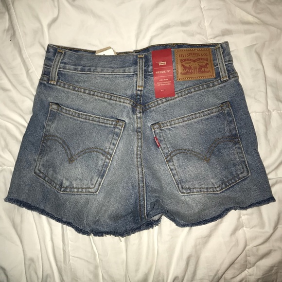Levi’s // jean shorts - Picture 6 of 6
